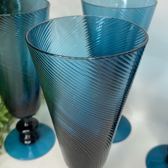 Set of 4 amazing deep blue swirl glass ice tea glasses / beer pilsners - Picture 4 of 10